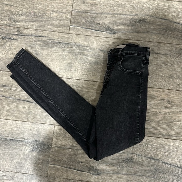 • Everlane • Women’s The High-Rise Skinny Jean
Washed Black  29 Tall - Picture 2 of 5
